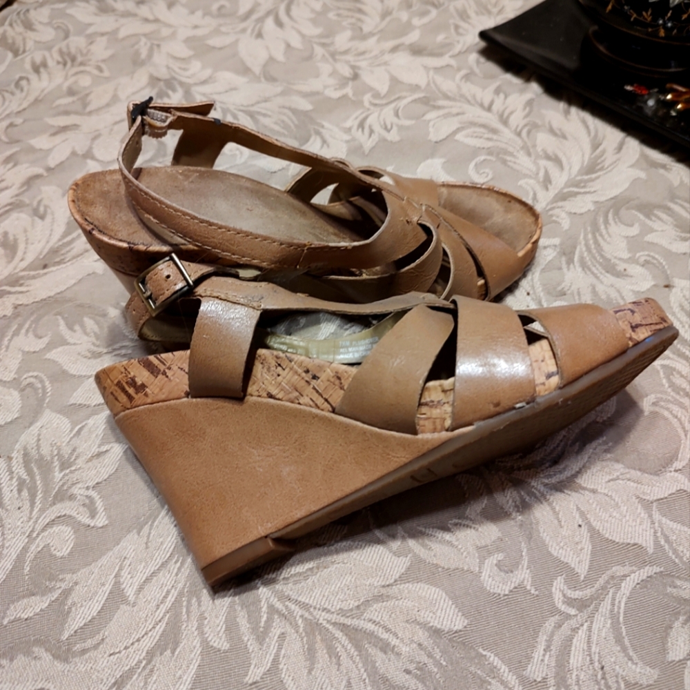 🤎(Reduced-Flawed) Adorable Vtg 90's Faux Leather Tan & Cork Wedge Heels - 7.5M